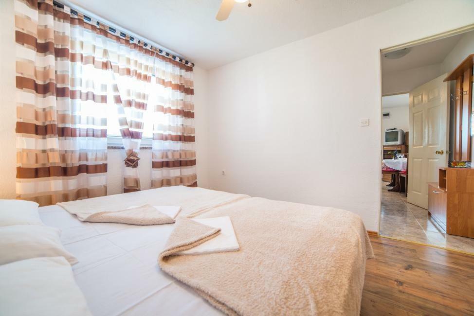 Marijan Apartment Pula Exterior photo